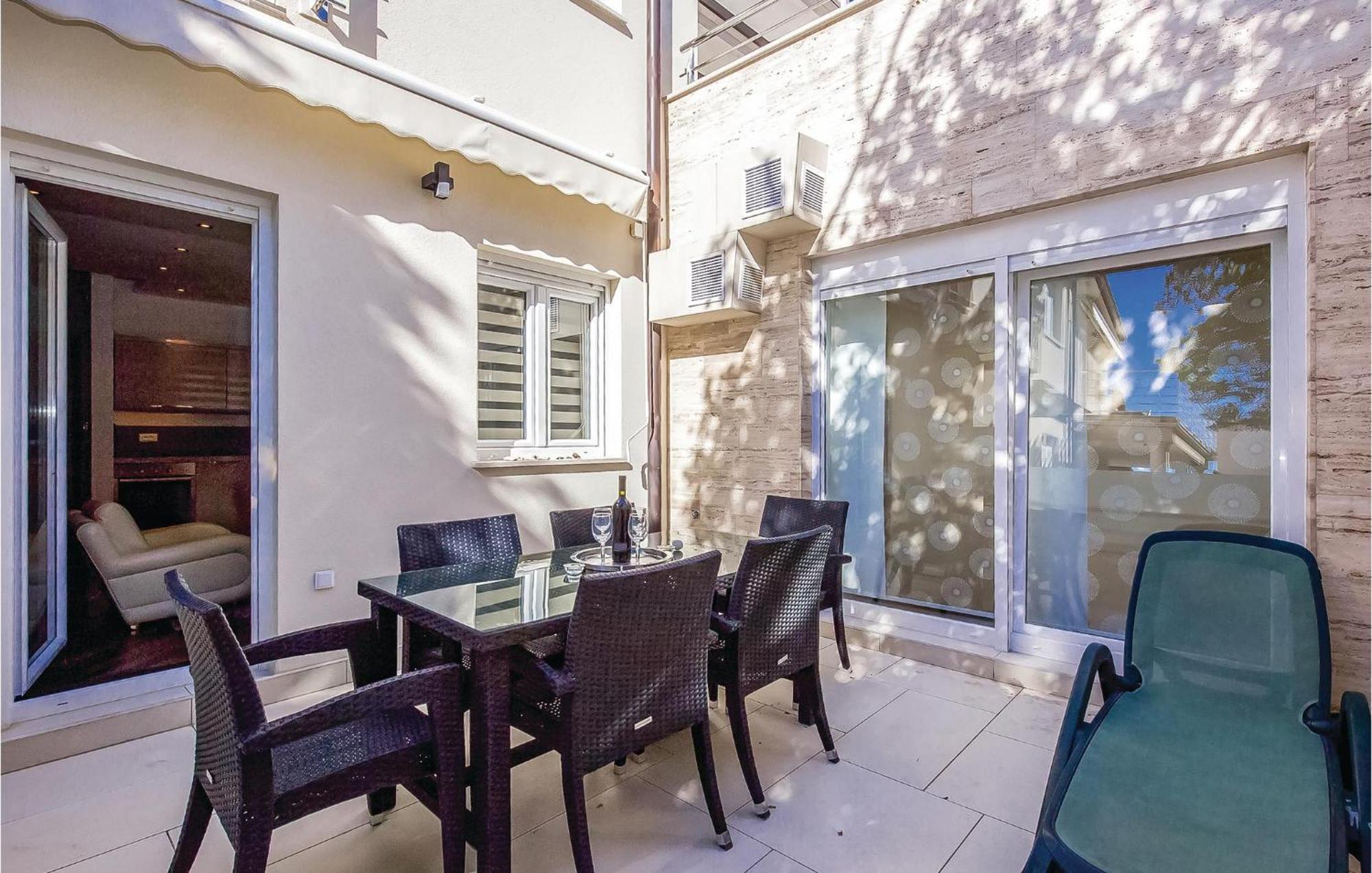 2 Bedroom Lovely Apartment In Crikvenica Exterior foto