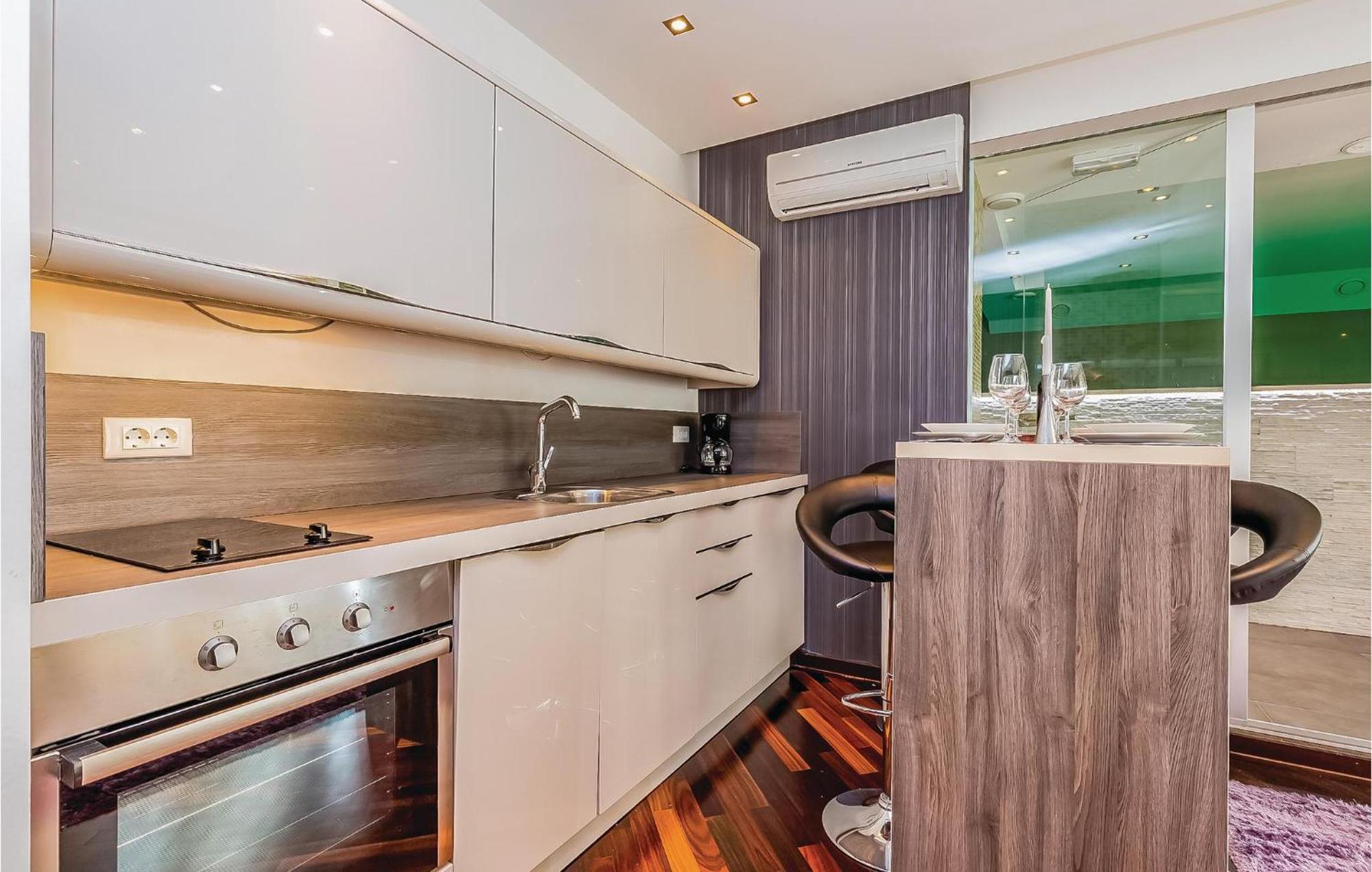2 Bedroom Lovely Apartment In Crikvenica Exterior foto